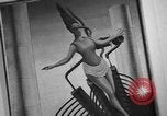 Standbild Malerei Ausstellung New York United States USA, 1936, aus Sekunde 59 historischem Filmmaterial Videoclip 65675073144