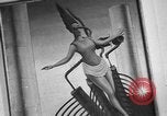 Standbild Malerei Ausstellung New York United States USA, 1936, aus Sekunde 61 historischem Filmmaterial Videoclip 65675073144