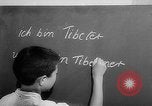 Immagine di I bambini tibetani Baden-Wurttemberg Germania, 1963, secondo 56 filmato di repertorio 65675073168