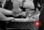 Immagine di Dito wrestling Baviera Germania, 1963, secondo 7 filmato di repertorio 65675073171