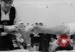 Immagine di Dito wrestling Baviera Germania, 1963, secondo 10 filmato di repertorio 65675073171