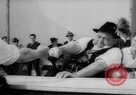 Immagine di Dito wrestling Baviera Germania, 1963, secondo 18 filmato di repertorio 65675073171