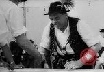 Immagine di Dito wrestling Baviera Germania, 1963, secondo 21 filmato di repertorio 65675073171
