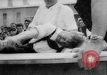 Immagine di Dito wrestling Baviera Germania, 1963, secondo 25 filmato di repertorio 65675073171