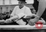 Immagine di Dito wrestling Baviera Germania, 1963, secondo 26 filmato di repertorio 65675073171