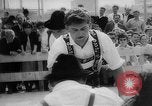 Immagine di Dito wrestling Baviera Germania, 1963, secondo 34 filmato di repertorio 65675073171