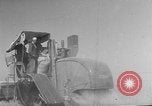 Standbild französischer Soldaten Meskiana Gemeinde Algerien, 1958, aus Sekunde 33 historischem Filmmaterial Videoclip 65675073189