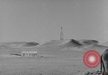 Standbild Öl bohren Algerien, 1958, aus Sekunde 22 historischem Filmmaterial Videoclip 65675073194