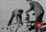Standbild Öl bohren Algerien, 1958, aus Sekunde 42 historischem Filmmaterial Videoclip 65675073194