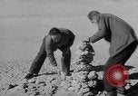 Standbild Öl bohren Algerien, 1958, aus Sekunde 44 historischem Filmmaterial Videoclip 65675073194