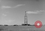 Standbild Öl bohren Algerien, 1958, aus Sekunde 49 historischem Filmmaterial Videoclip 65675073194
