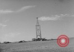 Standbild Öl bohren Algerien, 1958, aus Sekunde 55 historischem Filmmaterial Videoclip 65675073194