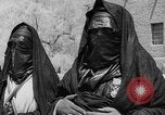 Image Meharistes le Hoggar Algérie, 1954, de la seconde 15 séquences d'archives historiques vidéo 65675073200