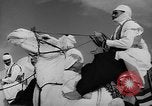 Image Meharistes le Hoggar Algérie, 1954, de la seconde 26 séquences d'archives historiques vidéo 65675073200
