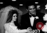 Standbild Elvis Presley heiratet Priscilla Beaulieu Ann Las Vegas Nevada USA, 1967, aus Sekunde 10 historischem Filmmaterial Videoclip 65675073282