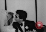 Standbild Elvis Presley heiratet Priscilla Beaulieu Ann Las Vegas Nevada USA, 1967, aus Sekunde 16 historischem Filmmaterial Videoclip 65675073282