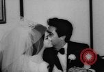 Standbild Elvis Presley heiratet Priscilla Beaulieu Ann Las Vegas Nevada USA, 1967, aus Sekunde 18 historischem Filmmaterial Videoclip 65675073282