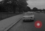 Immagine di Parabrezza gonfiabile Parigi Francia, 1967, secondo 4 filmato di repertorio 65675073291