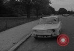 Immagine di Parabrezza gonfiabile Parigi Francia, 1967, secondo 5 filmato di repertorio 65675073291