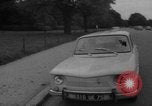 Immagine di Parabrezza gonfiabile Parigi Francia, 1967, secondo 6 filmato di repertorio 65675073291