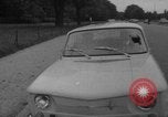 Immagine di Parabrezza gonfiabile Parigi Francia, 1967, secondo 7 filmato di repertorio 65675073291
