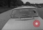 Immagine di Parabrezza gonfiabile Parigi Francia, 1967, secondo 8 filmato di repertorio 65675073291