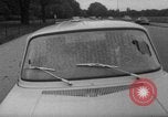Immagine di Parabrezza gonfiabile Parigi Francia, 1967, secondo 9 filmato di repertorio 65675073291
