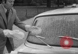 Immagine di Parabrezza gonfiabile Parigi Francia, 1967, secondo 17 filmato di repertorio 65675073291