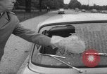 Immagine di Parabrezza gonfiabile Parigi Francia, 1967, secondo 19 filmato di repertorio 65675073291