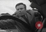Immagine di Parabrezza gonfiabile Parigi Francia, 1967, secondo 25 filmato di repertorio 65675073291
