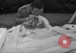 Immagine di Parabrezza gonfiabile Parigi Francia, 1967, secondo 27 filmato di repertorio 65675073291