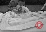 Immagine di Parabrezza gonfiabile Parigi Francia, 1967, secondo 28 filmato di repertorio 65675073291