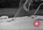 Immagine di Parabrezza gonfiabile Parigi Francia, 1967, secondo 33 filmato di repertorio 65675073291