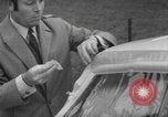 Immagine di Parabrezza gonfiabile Parigi Francia, 1967, secondo 36 filmato di repertorio 65675073291