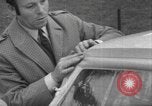 Immagine di Parabrezza gonfiabile Parigi Francia, 1967, secondo 39 filmato di repertorio 65675073291