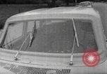 Immagine di Parabrezza gonfiabile Parigi Francia, 1967, secondo 50 filmato di repertorio 65675073291