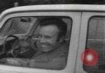 Immagine di Parabrezza gonfiabile Parigi Francia, 1967, secondo 52 filmato di repertorio 65675073291