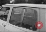 Immagine di Parabrezza gonfiabile Parigi Francia, 1967, secondo 53 filmato di repertorio 65675073291