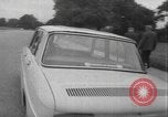 Immagine di Parabrezza gonfiabile Parigi Francia, 1967, secondo 54 filmato di repertorio 65675073291