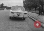 Immagine di Parabrezza gonfiabile Parigi Francia, 1967, secondo 55 filmato di repertorio 65675073291