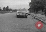 Immagine di Parabrezza gonfiabile Parigi Francia, 1967, secondo 56 filmato di repertorio 65675073291
