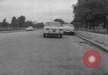 Immagine di Parabrezza gonfiabile Parigi Francia, 1967, secondo 57 filmato di repertorio 65675073291