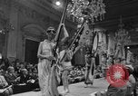 Immagine di Sfilata di moda Firenze Italia, 1967, secondo 4 filmato di repertorio 65675073297
