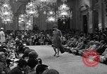 Immagine di Sfilata di moda Firenze Italia, 1967, secondo 14 filmato di repertorio 65675073297