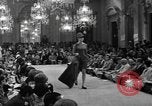 Immagine di Sfilata di moda Firenze Italia, 1967, secondo 15 filmato di repertorio 65675073297