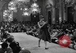 Immagine di Sfilata di moda Firenze Italia, 1967, secondo 16 filmato di repertorio 65675073297