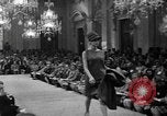 Immagine di Sfilata di moda Firenze Italia, 1967, secondo 17 filmato di repertorio 65675073297