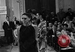 Immagine di Sfilata di moda Firenze Italia, 1967, secondo 22 filmato di repertorio 65675073297