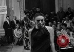 Immagine di Sfilata di moda Firenze Italia, 1967, secondo 23 filmato di repertorio 65675073297