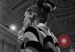 Immagine di Sfilata di moda Firenze Italia, 1967, secondo 25 filmato di repertorio 65675073297